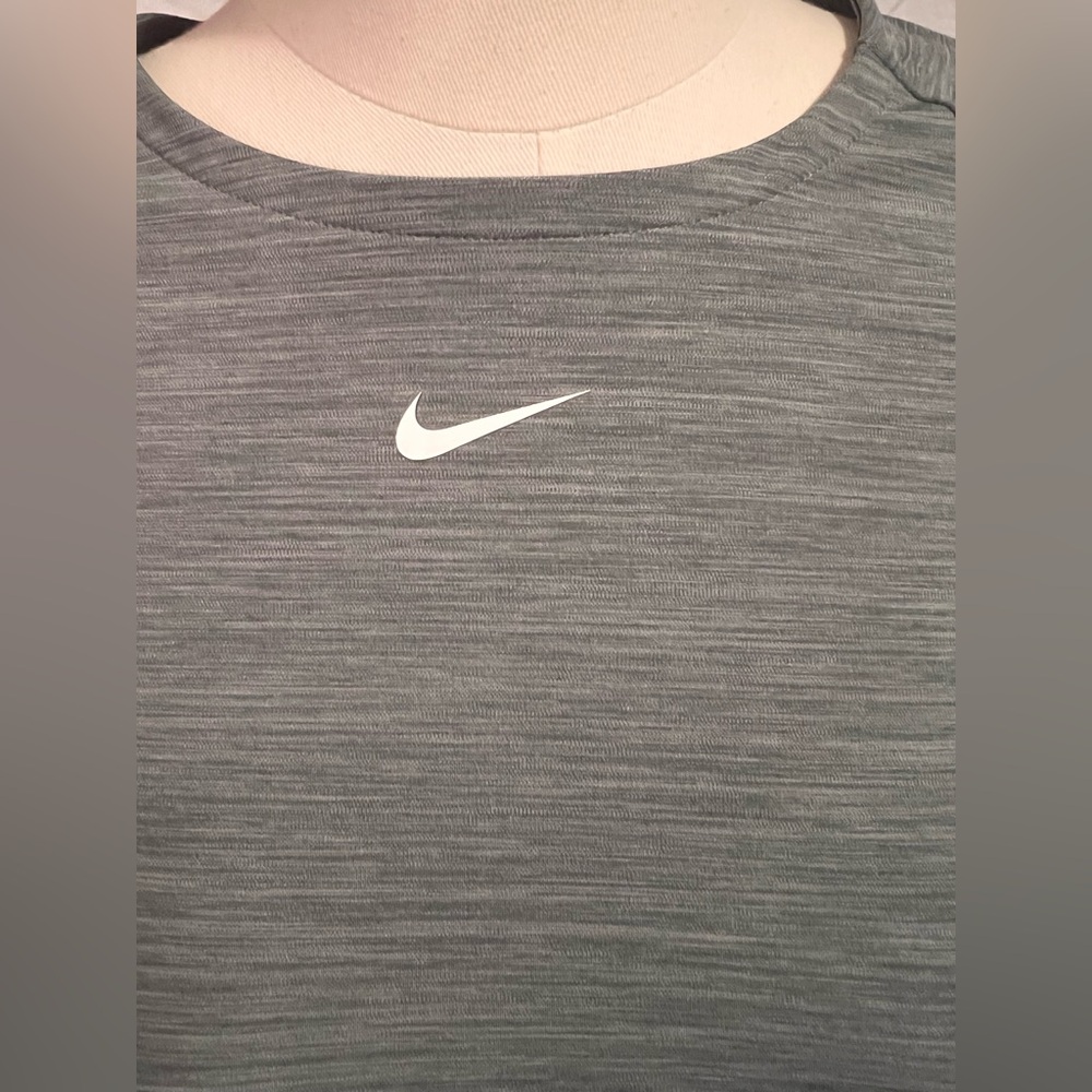 Nike pro dri-fit cropped workout top - Picture 3 of 5